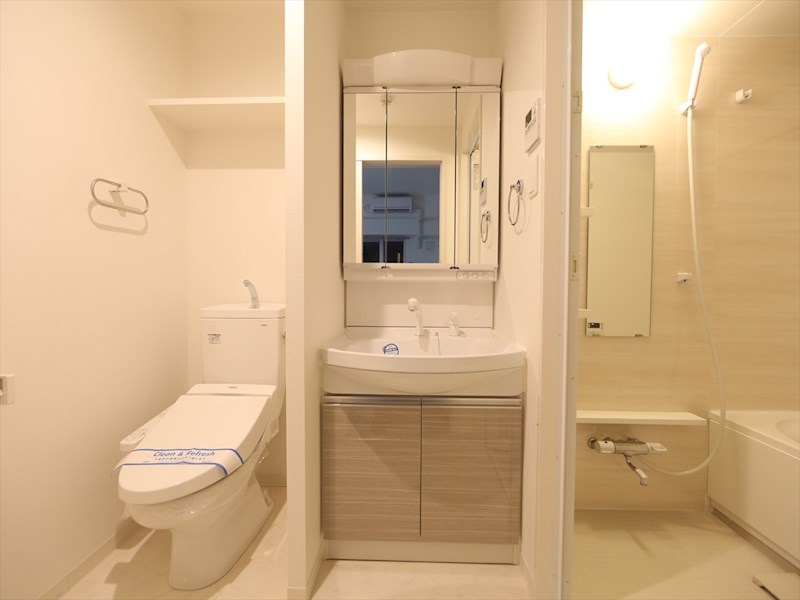 洗面設備　脱衣所　独立洗面台（シャンプードレッサー付）収納スペース有