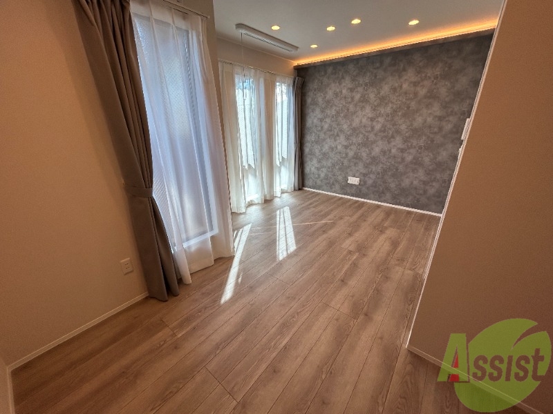 居室・リビング　７．６帖のリビングです。窓が多く日中は明るいです。