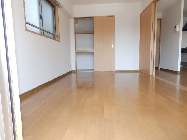 居室・リビング　リビング隣にある、窓付きの部屋です