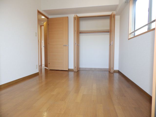 居室・リビング　このお部屋にも、窓と収納がついています