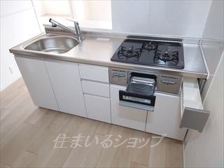 キッチン　３口ガスコンロ・グリル付き