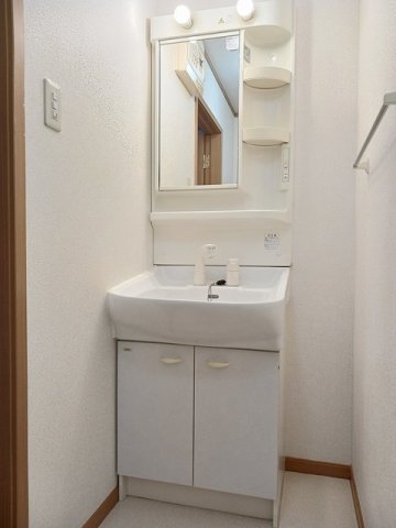 洗面設備　明るい洗面所です