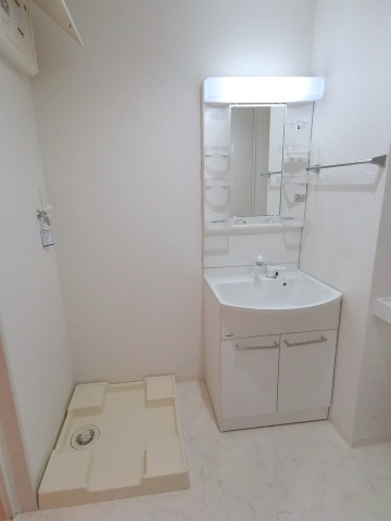 洗面設備　シャンドレ付き洗面化粧台と室内洗濯機置き場