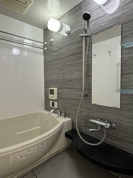 バス・シャワールーム　※写真は同じマンションの違う部屋のものになります。