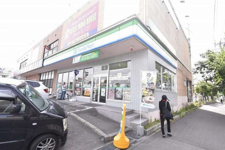 コンビニ　ファミリーマート（コンビニ）まで220m