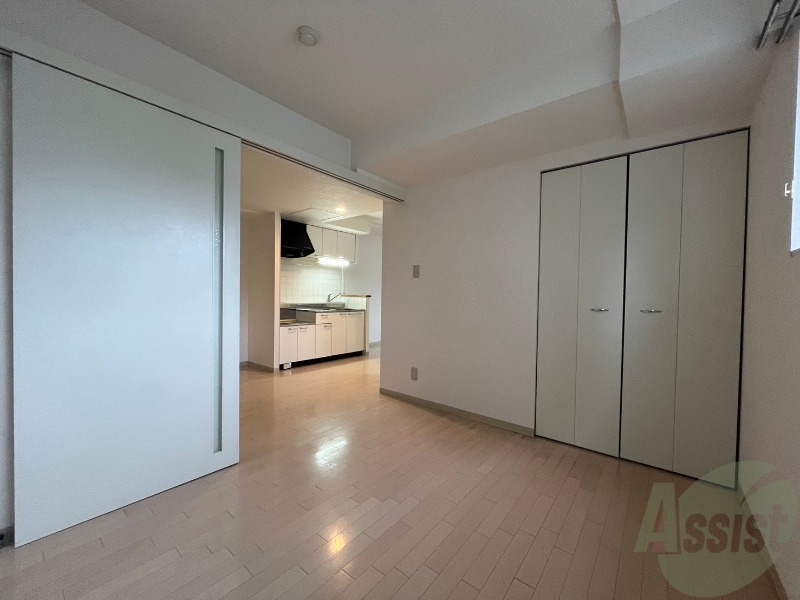 その他部屋・スペース　寝室はこちらです。光が差し込む、温かみのあるお部屋です。