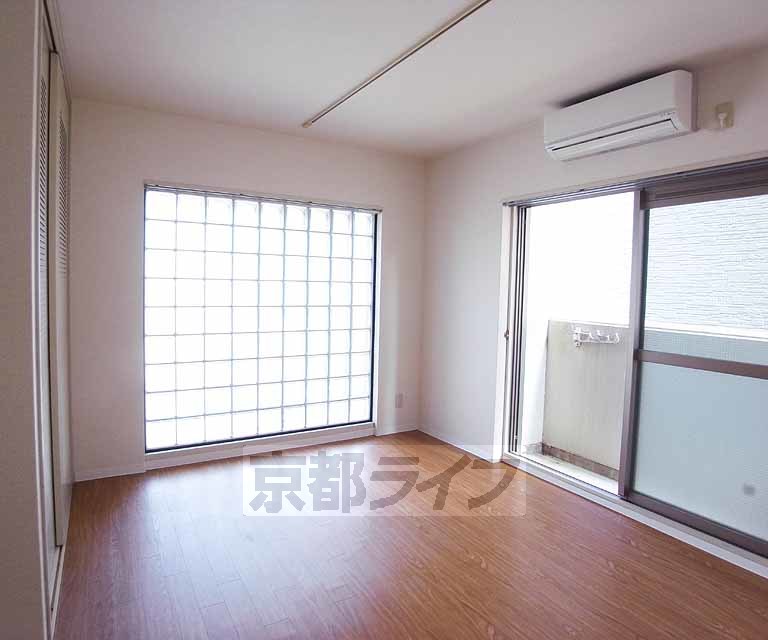 居室・リビング　採光のオシャレ窓付き角部屋