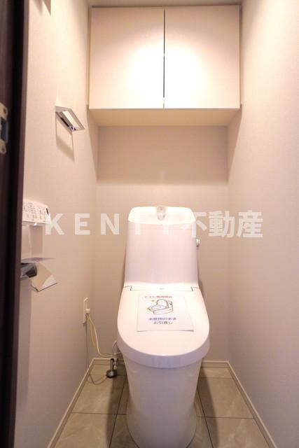 トイレ　落ち着いた色調のトイレです