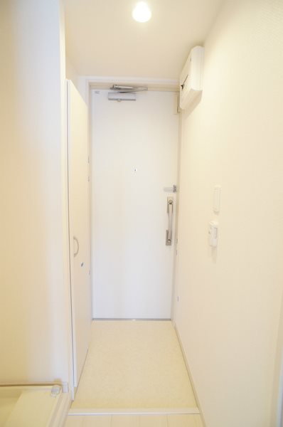 玄関　収納力の高いシューズボックスがあり、玄関が片付きます。