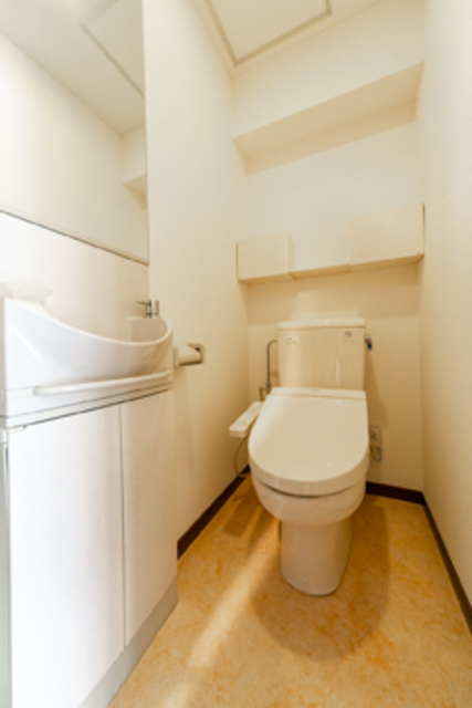 トイレ　※写真は同タイプ住戸です。