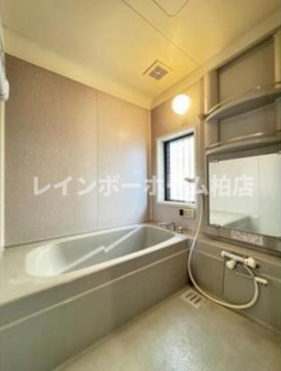 バス・シャワールーム　落ち着いた空間のお風呂です