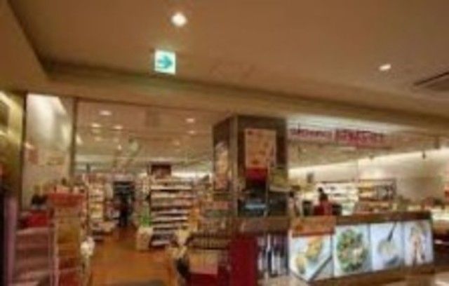 スーパー　成城石井シァルプラット東神奈川店（スーパー）まで827m