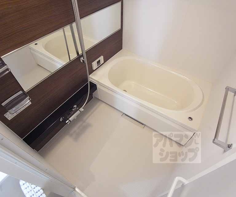 バス・シャワールーム　バスルーム。