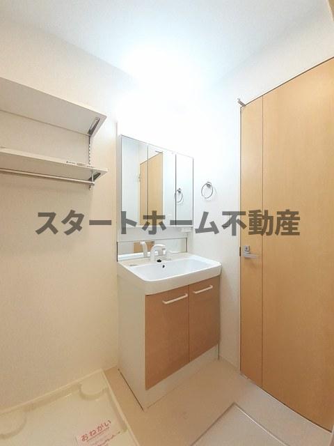 洗面設備　明るい洗面所です