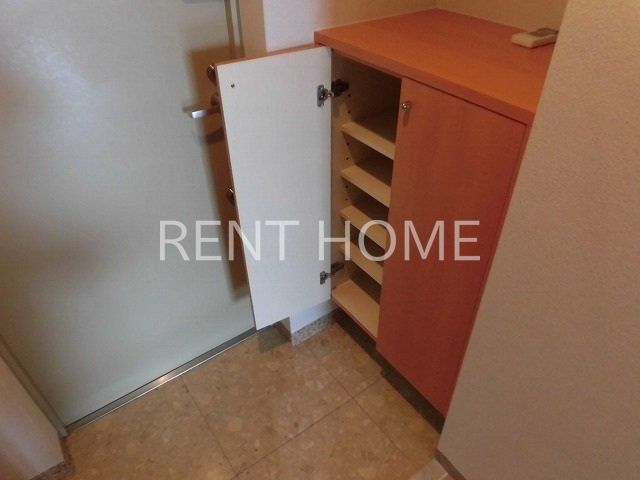 玄関　玄関にシューズボックがあります。