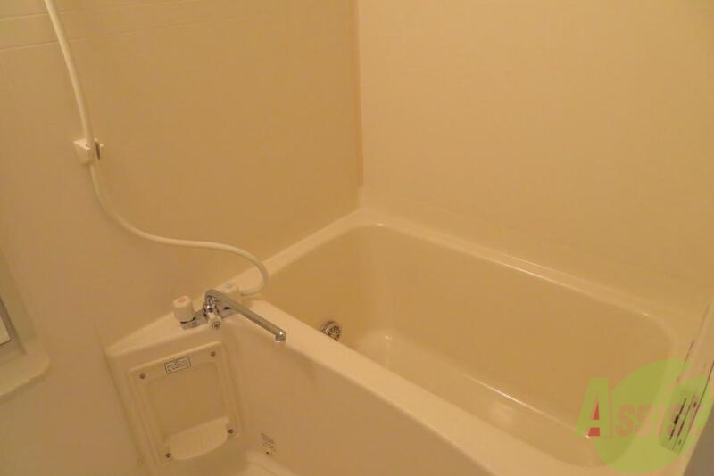 バス・シャワールーム　バス・トイレ別でシンプルですが、追焚機能も付いてます。