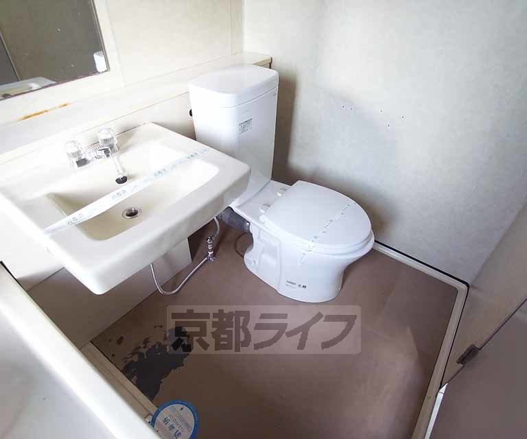 トイレ　外国のホテルのようなＵＢで窓もついてます。