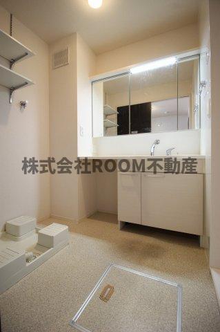 洗面設備　明るい洗面所です