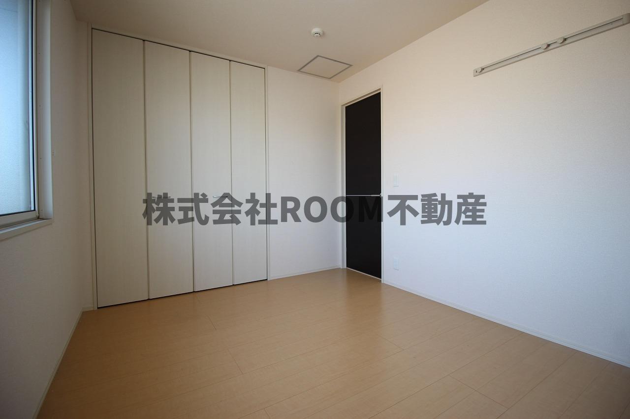 その他部屋・スペース　開放的な寝室です