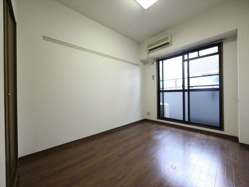 居室・リビング　洋室7.5帖　エアコン完備　南面バルコニー