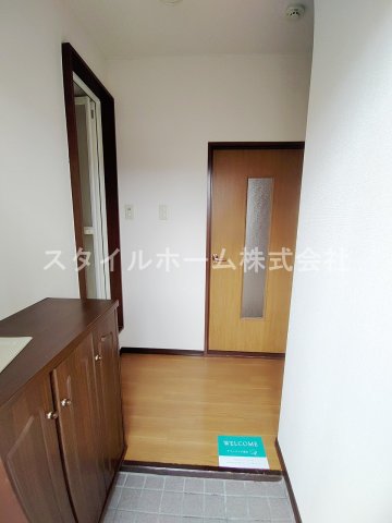 玄関　別部屋写真です。