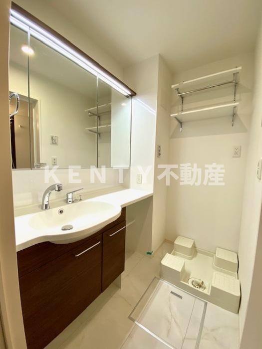 洗面設備　ゆったりとスペースのある洗面所