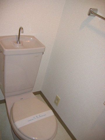 トイレ　人気のバストイレ別です♪窓のあるトイレで換気もOK☆嫌なニオ