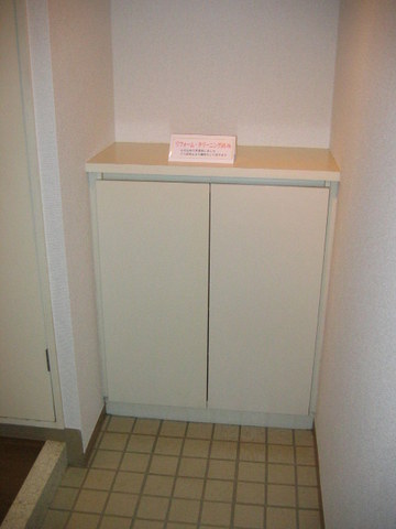 玄関　シューズボックス付きで玄関すっきり片付きます！上に写真やかわ