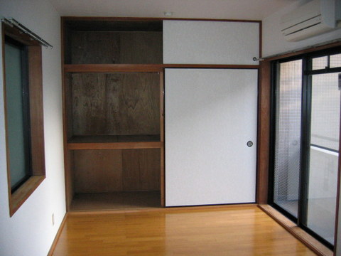 居室・リビング　西向き洋室6帖☆バルコニーに繋がる二面採光のお部屋です！エア