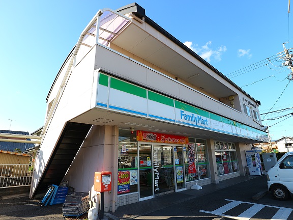 コンビニ　ファミリーマート 焼津柳新屋店（コンビニ）まで95m