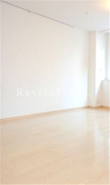 居室・リビング　床暖房完備で広々したリビングでございます