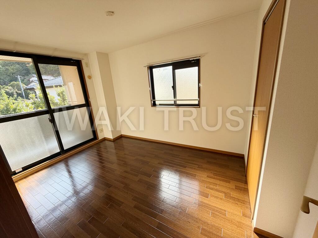 居室・リビング　南西角部屋。二面窓でとても明るい空間♪