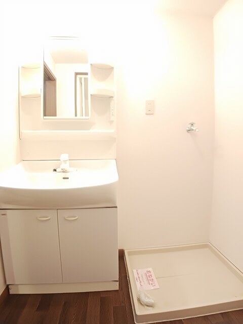 洗面設備　脱衣所には洗面台と防水パン付きの洗濯機置場あり