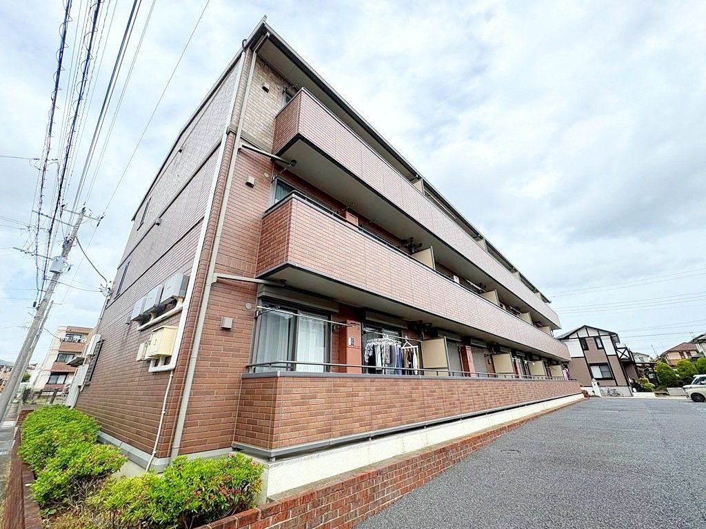 建物外観　前面駐車場で日当たり良好です。