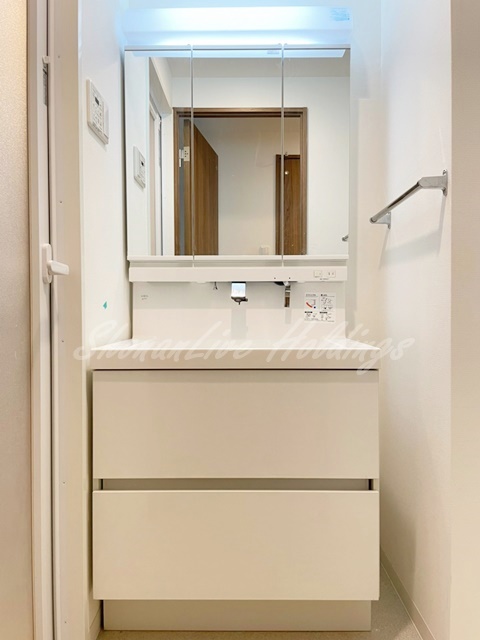 洗面設備　明るい洗面所です