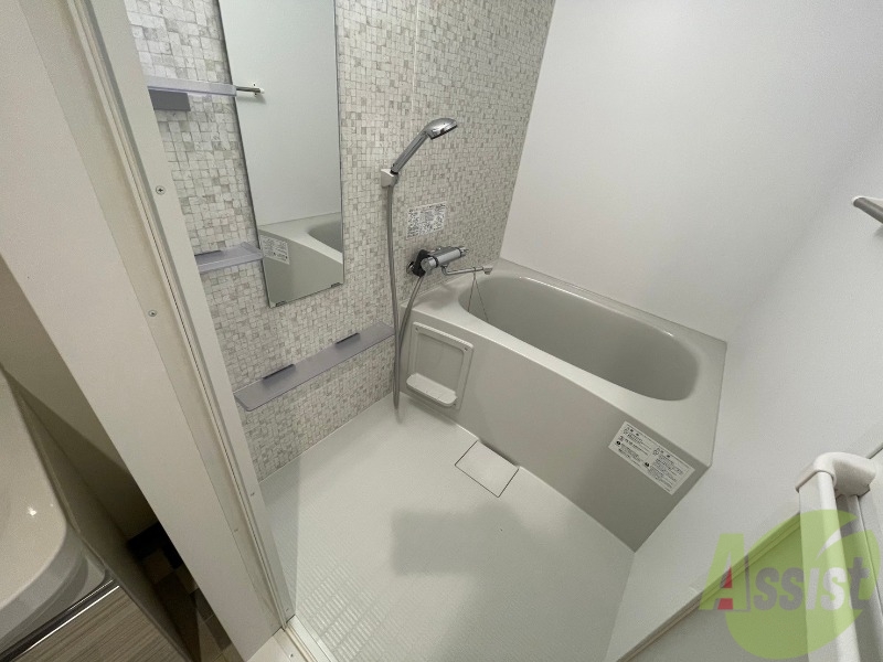 バス・シャワールーム　バスルームは狭すぎず、シャワーも浴びやすそうです。