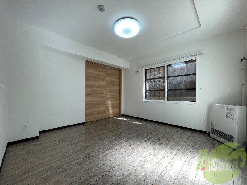 居室・リビング　白さが清潔感を出してくれます。お部屋も明るいですね。