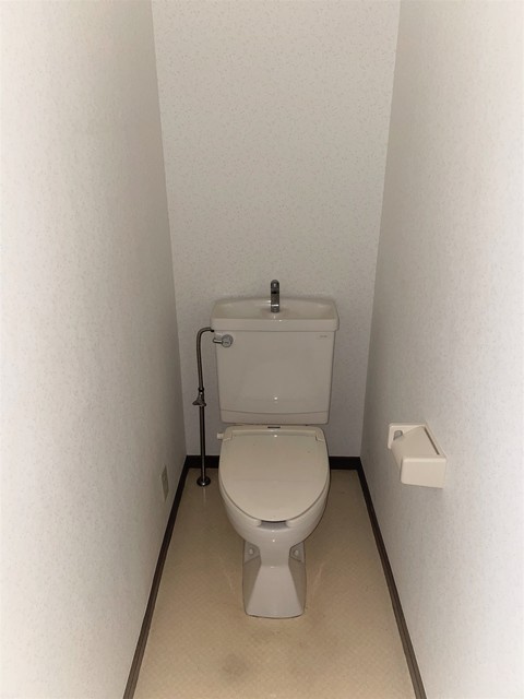 トイレ　※参考写真の為、102号室の写真です