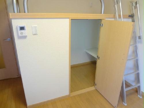 収納　ベッド下には広々収納スペースあり