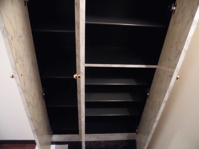 居室・リビング　大きなシューズボックスなのでたくさんの靴が収納できますね