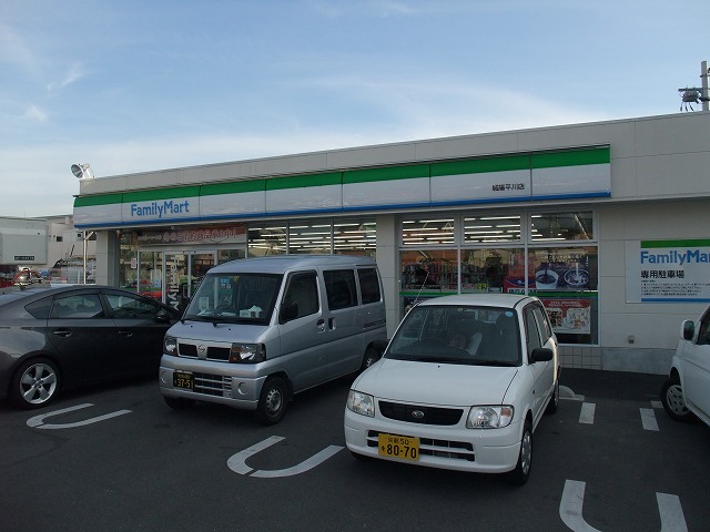 コンビニ　ファミリーマート 城陽平川店（コンビニ）まで749m