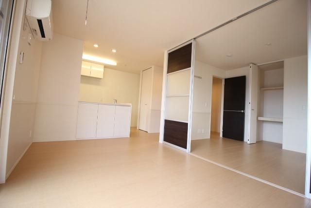 居室・リビング　エアコン、室内物干し完備