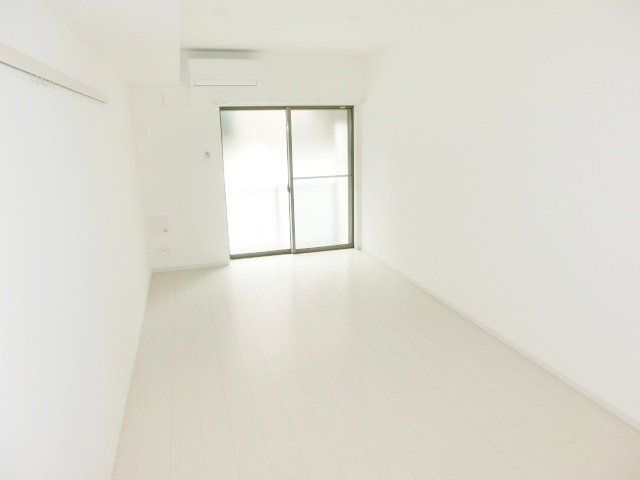 居室・リビング　縦長の広々とした洋室