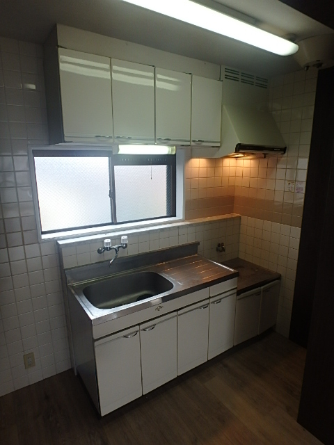 キッチン　窓付きのキッチンで通気性も良好です。