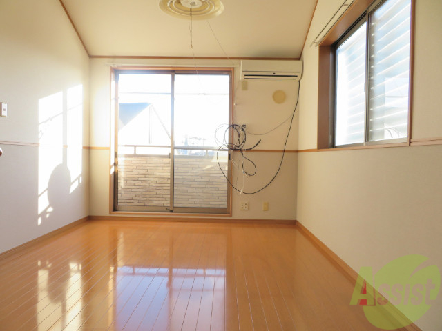 居室・リビング　陽の光が差し込む明るいお部屋は気持がいいですね～