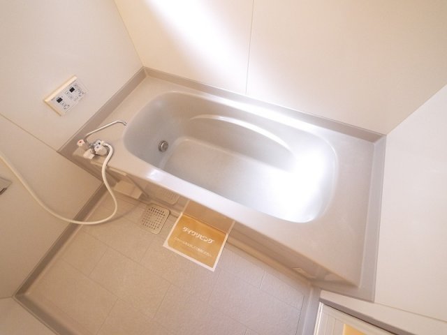バス・シャワールーム　一坪風呂。足が伸ばせて日々の疲れを癒してくれます