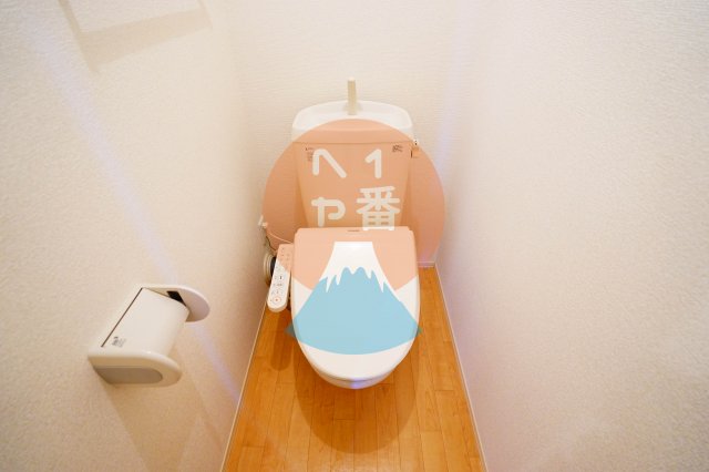 トイレ　温水便座付きのトイレです