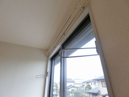 その他設備　窓枠には「室内物干し金具」を取り付けております。