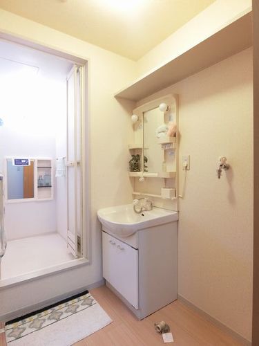 洗面設備　洗面台は洗髪のできる洗面台です☆