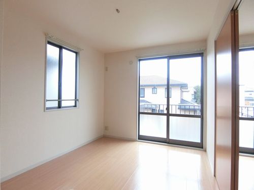 その他部屋・スペース　南側の洋室です☆収納は棚付きの収納です！棚は取り外し可。